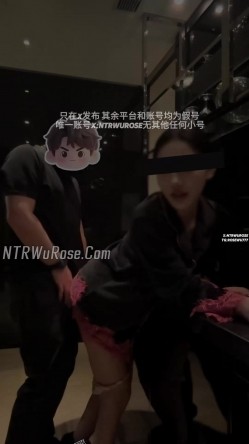 推特高质量NTR绿帽夫妻明星颜值极品人妻「ROSEWU」淫妻穿着性感的空姐制服黑丝满足单男，泳池边上后入淫妻跪舔肉棒 截图3