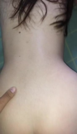 大神的绿奴母狗们，车震户外露出，滴蜡后入打开门看着邻居走廊大战，楼道做爱，威武刺激哦 22V流出！ 截图3