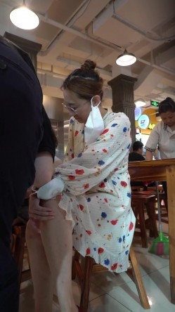 论坛VIP资源大师极限贴身CD超多漂亮小姐姐亮点多多各种骚丁露臀蕾丝骚内COSER美眉直接真空露逼 截图2