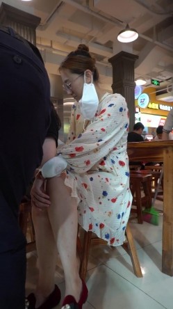 论坛VIP资源大师极限贴身CD超多漂亮小姐姐亮点多多各种骚丁露臀蕾丝骚内COSER美眉直接真空露逼 截图3
