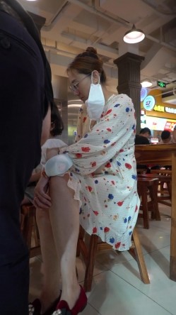 论坛VIP资源大师极限贴身CD超多漂亮小姐姐亮点多多各种骚丁露臀蕾丝骚内COSER美眉直接真空露逼 截图4
