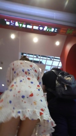 论坛VIP资源大师极限贴身CD超多漂亮小姐姐亮点多多各种骚丁露臀蕾丝骚内COSER美眉直接真空露逼 截图8