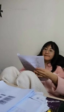 淫荡语文老师【老师卖身还贷款】趁同事外出办公淫湿试卷~为人师表，一直很想被人轮奸 截图14