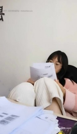 淫荡语文老师【老师卖身还贷款】趁同事外出办公淫湿试卷~为人师表，一直很想被人轮奸 截图15