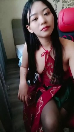 美女小母狗初次下海跟狼友骚，开档黑丝诱惑肚兜情趣，奶子揉捏，肛塞菊花掰开逼逼 截图6