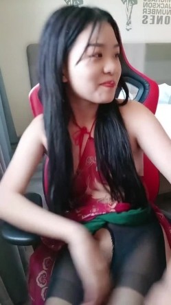 美女小母狗初次下海跟狼友骚，开档黑丝诱惑肚兜情趣，奶子揉捏，肛塞菊花掰开逼逼 截图7