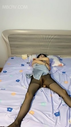 贵在真实,居家生活环境,家中两对中年夫妻交换人妻,俩阿姨纷纷上前吃壹根J8 截图7