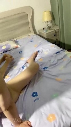 贵在真实,居家生活环境,家中两对中年夫妻交换人妻,俩阿姨纷纷上前吃壹根J8 截图11