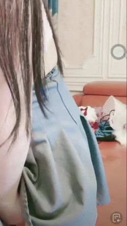 抖音小网红女神 稀有玩法 穿着牛仔裤户外喷尿 直播间上演喷泉 为什么她这么浪还这么多淫水 截图9