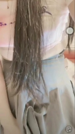 抖音小网红女神 稀有玩法 穿着牛仔裤户外喷尿 直播间上演喷泉 为什么她这么浪还这么多淫水 截图10