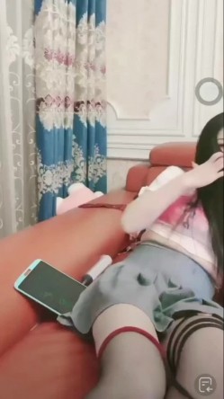 抖音小网红女神 稀有玩法 穿着牛仔裤户外喷尿 直播间上演喷泉 为什么她这么浪还这么多淫水 截图11