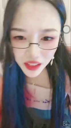 抖音小网红女神 稀有玩法 穿着牛仔裤户外喷尿 直播间上演喷泉 为什么她这么浪还这么多淫水 截图14