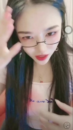 抖音小网红女神 稀有玩法 穿着牛仔裤户外喷尿 直播间上演喷泉 为什么她这么浪还这么多淫水 截图15