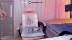 【Stripchat】“哥哥不要停，求求哥哥不要停”极品！绝顶高颜值妈生脸美少女主播「sisi」 截图7
