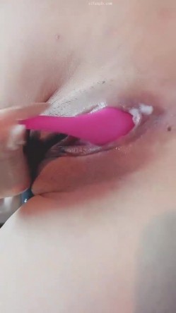 极品人间尤物！真正的前凸后翘，极品漂亮完美的妖精脸蛋儿，全程跳蛋 夹子音谁受得了，好多粘稠的白浆，给我们展示她被操视频 截图1