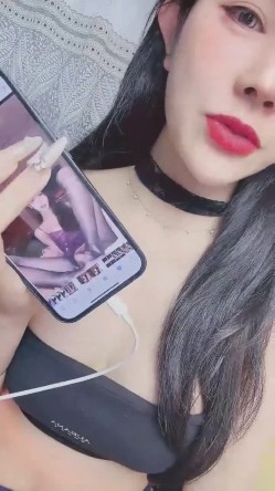 极品人间尤物！真正的前凸后翘，极品漂亮完美的妖精脸蛋儿，全程跳蛋 夹子音谁受得了，好多粘稠的白浆，给我们展示她被操视频 截图5