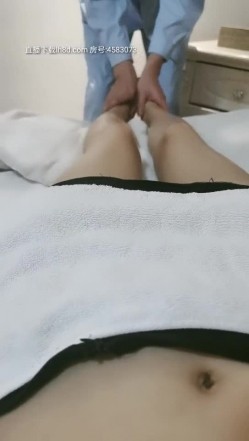 风骚的小姐姐露脸勾搭上门服务的技师，扒光衣服口交各种体位抽插爆草，叫的好骚被干的冒白浆不要错过 截图2
