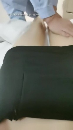 风骚的小姐姐露脸勾搭上门服务的技师，扒光衣服口交各种体位抽插爆草，叫的好骚被干的冒白浆不要错过 截图3