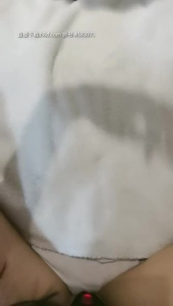 风骚的小姐姐露脸勾搭上门服务的技师，扒光衣服口交各种体位抽插爆草，叫的好骚被干的冒白浆不要错过 截图4