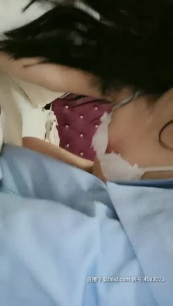 风骚的小姐姐露脸勾搭上门服务的技师，扒光衣服口交各种体位抽插爆草，叫的好骚被干的冒白浆不要错过 截图5