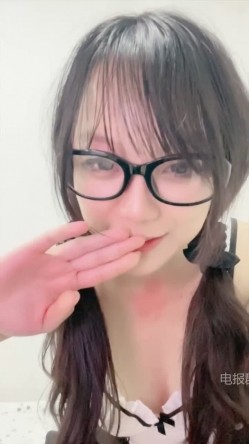 ️新人眼镜校花 十个眼镜九个骚 闷骚型丝袜大长腿舌钉口爆啪啪 截图1