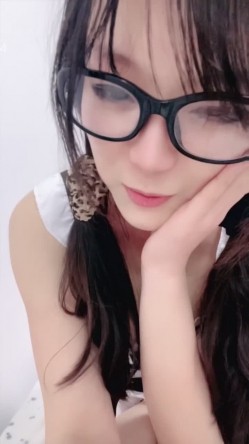 ️新人眼镜校花 十个眼镜九个骚 闷骚型丝袜大长腿舌钉口爆啪啪 截图12