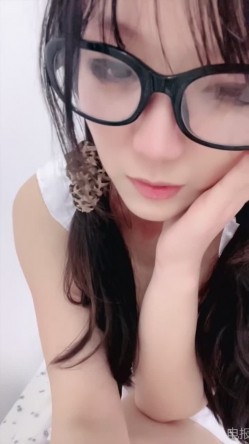 ️新人眼镜校花 十个眼镜九个骚 闷骚型丝袜大长腿舌钉口爆啪啪 截图13