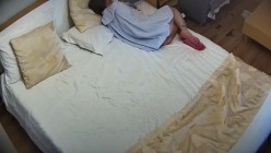 洗浴会所钟点炮房摄像头偷拍蓝裙美女技师给几个客人漫游乳推毒龙啪啪一条龙服务居然还欲求不满要自慰 截图9