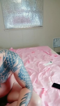 极品车模全程露脸制服诱惑，被纹身大哥无套狂干，骚浪的表情诱人的呻吟，多体位爆草抽插直接内射骚穴真刺激 截图4