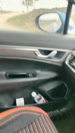 《户外嫖婆姨》炮哥冒充滴滴网约车路边拉少妇上车假借消毒给少妇喷催情药欲火浑身求被干呻吟刺激 截图1