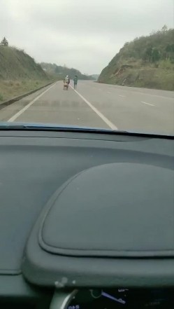 《户外嫖婆姨》炮哥冒充滴滴网约车路边拉少妇上车假借消毒给少妇喷催情药欲火浑身求被干呻吟刺激 截图3