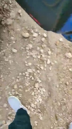 《户外嫖婆姨》炮哥冒充滴滴网约车路边拉少妇上车假借消毒给少妇喷催情药欲火浑身求被干呻吟刺激 截图5