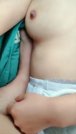 《户外嫖婆姨》炮哥冒充滴滴网约车路边拉少妇上车假借消毒给少妇喷催情药欲火浑身求被干呻吟刺激 截图12