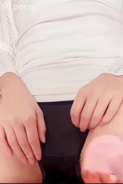 和美女邻居在她家里偷情 ️孩子在外使劲敲门要进来 ️紧张又刺激完美露脸 截图15
