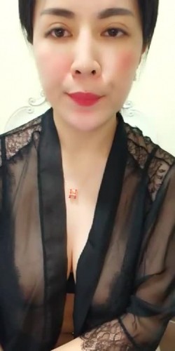 30岁绝代风尘-巨乳依萍 啊啊老公我逼逼好痒好想要高潮，谁会舔屄么，来插我大骚逼里，好痒啊。风韵犹存、配上巨乳双峰，自慰嗨起来！ 截图2