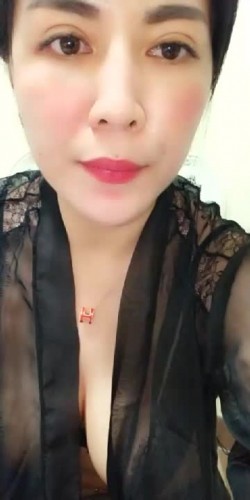 30岁绝代风尘-巨乳依萍 啊啊老公我逼逼好痒好想要高潮，谁会舔屄么，来插我大骚逼里，好痒啊。风韵犹存、配上巨乳双峰，自慰嗨起来！ 截图4