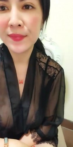 30岁绝代风尘-巨乳依萍 啊啊老公我逼逼好痒好想要高潮，谁会舔屄么，来插我大骚逼里，好痒啊。风韵犹存、配上巨乳双峰，自慰嗨起来！ 截图15