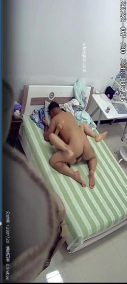 黑客破解家庭网络摄像头 偷拍良家少妇完美配合 无套体外射精 截图9