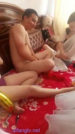 火爆闹洞房 低俗淫荡小游戏真是大开眼界 隐私部位都被众人看到了 截图6