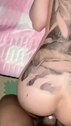 纹身美眉 拉过来撅着屁屁被大肉棒就是一顿无套猛怼 不敢内射 只能射着屁股上了 截图4