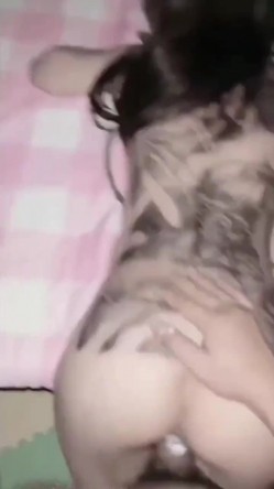 纹身美眉 拉过来撅着屁屁被大肉棒就是一顿无套猛怼 不敢内射 只能射着屁股上了 截图11