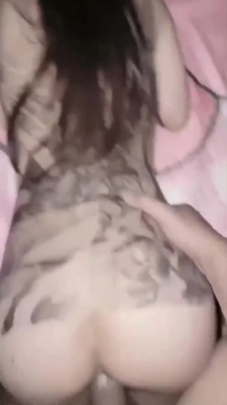 纹身美眉 拉过来撅着屁屁被大肉棒就是一顿无套猛怼 不敢内射 只能射着屁股上了 截图13