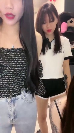 超级推荐！女神终于突破自我~【婷婷】害我打了两飞机~！！这期女神终于好好坐着，脸点同框自慰，过瘾！ 截图1
