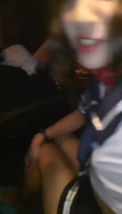 样子纯情的女主播穿着水手制服勾搭小车司机路边车震美女主播下面毛真多 截图1