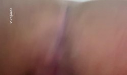大神潜入商场女厕近距离偷窥几位美女嘘嘘 牛仔裤美女BB上挂着长长的白带 截图1