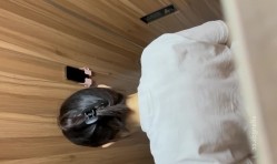 大神潜入商场女厕近距离偷窥几位美女嘘嘘 牛仔裤美女BB上挂着长长的白带 截图12