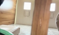 大神潜入商场女厕近距离偷窥几位美女嘘嘘 牛仔裤美女BB上挂着长长的白带 截图16