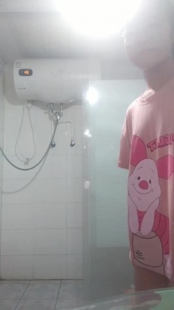 大三表妹手机里发现的秘密 洗澡的时候竟然自慰还学母狗尿尿 截图1
