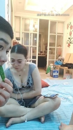 熟女的诱惑房间里的5P游戏，两位风骚熟女成为男人发泄的工具，暴力口交深喉最喜欢的上位抽插浪叫不断 截图1