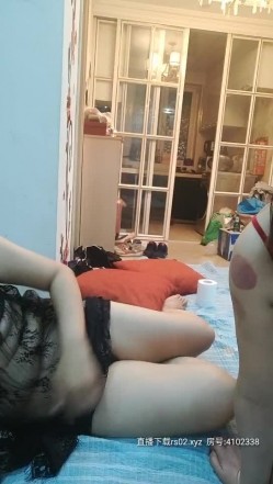 熟女的诱惑房间里的5P游戏，两位风骚熟女成为男人发泄的工具，暴力口交深喉最喜欢的上位抽插浪叫不断 截图2